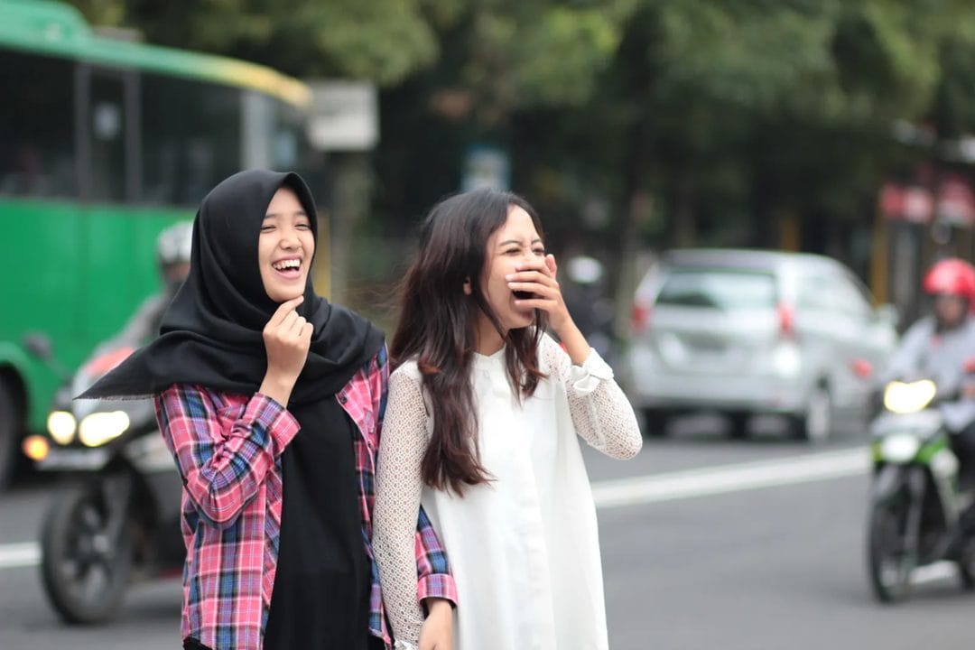 How Women Actually Make Friends While Traveling Solo