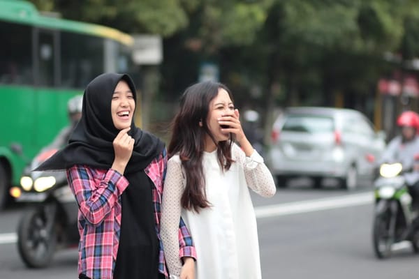 How Women Actually Make Friends While Traveling Solo